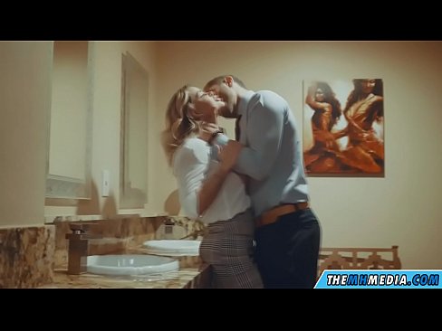 ❤️ Вақте ки як малламуй busty шумо дар як ҳоҷатхона ҷамъиятӣ seduces ️❌ Порно босифат дар мо